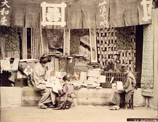 Ein japanisches Stoffgeschäft, um 1890